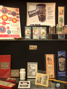 878026 Afbeelding van een vitrinekast met materiaal van de Van Rijn's Mosterdfabrieken op de Nieuwekade in Wijk C, in ...